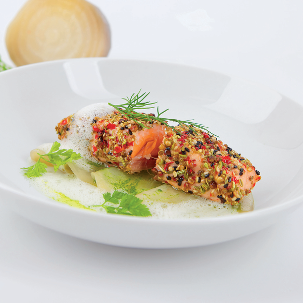 Trancio di salmone in crosta aromatica su barbabietole bianche