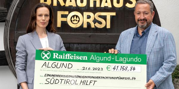 Cellina von Mannstein di Birra FORST ha consegnato un assegno a Heiner Feuer di L’Alto Adige aiuta
