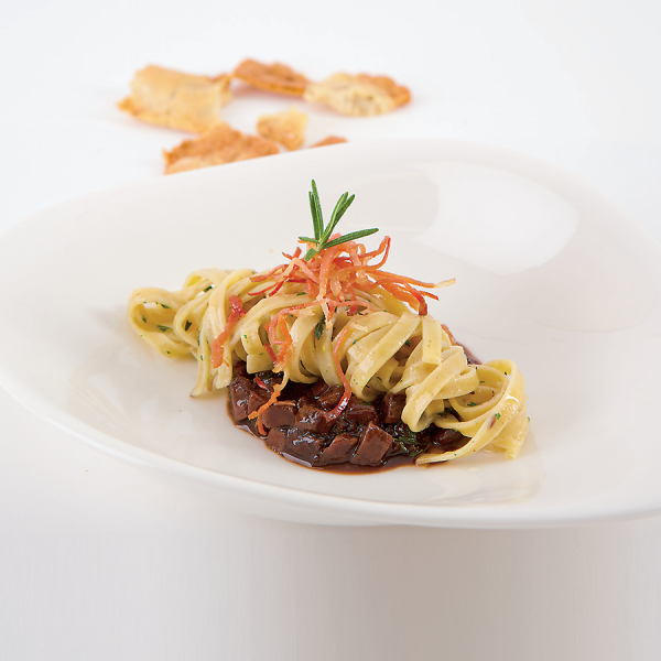 Tagliatelle al pane di segale duro con ragù di lepre