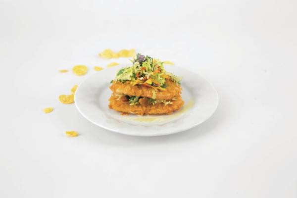 Fettine di sedano fritto con fiocchi di mais e insalatina alle erbe