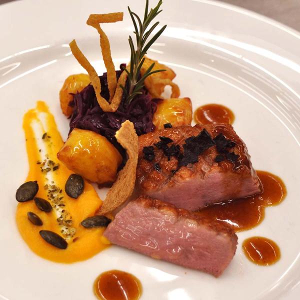 Petto d’anatra rosè su jus di miele e rosmarino con crauti rossi, mousseline di zucca e gnocchetti di patate